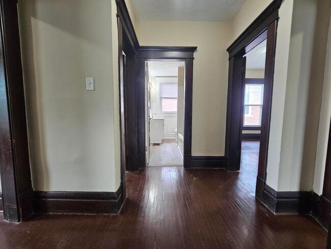 Building Photo - 831 Linwood Ave