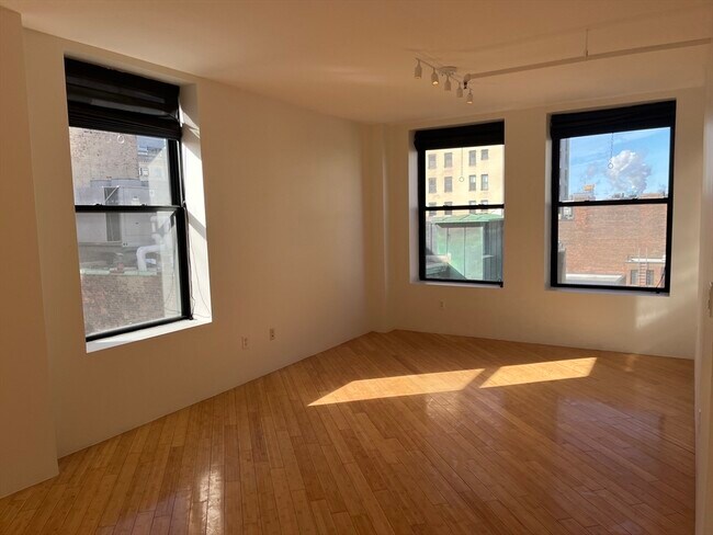 Building Photo - 449-463-463 Washington St