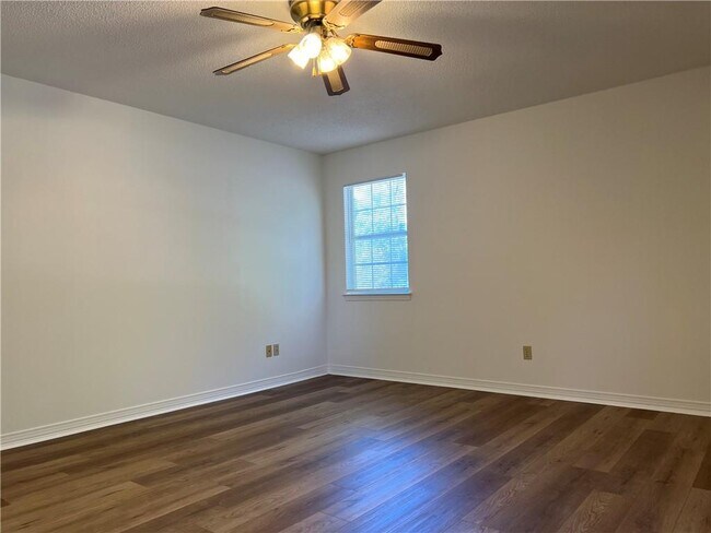 Building Photo - 132 Bayou Sara Ave