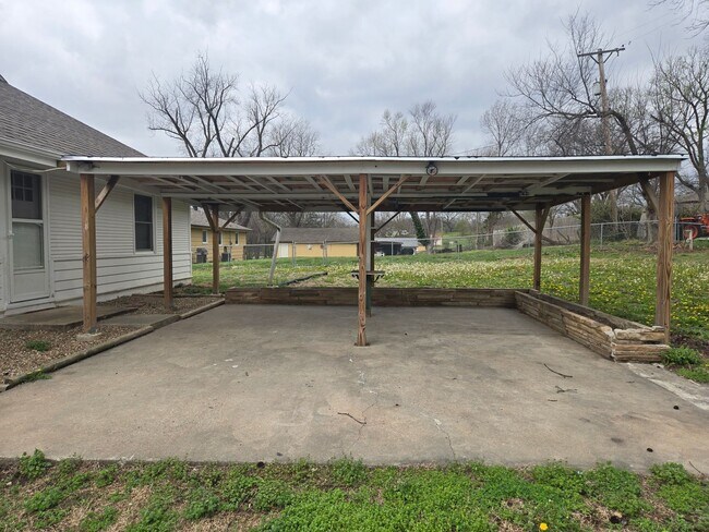 Building Photo - Country living in the city!!!