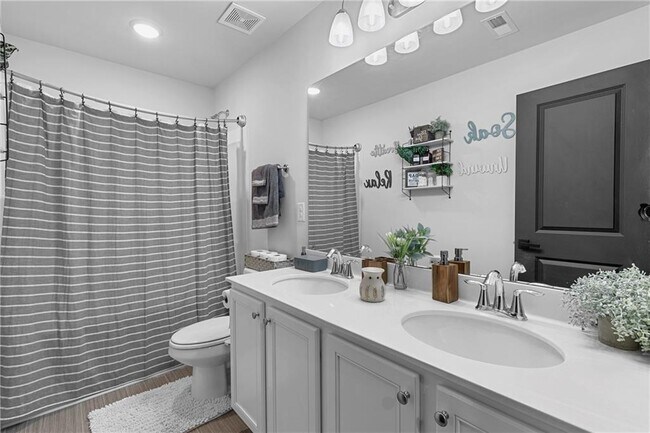 Building Photo - 715 River Gdns Dr