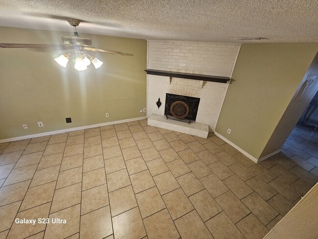 Building Photo - 615 Lilly Ln