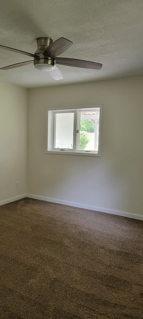 Building Photo - Country House on 1 Acre