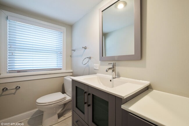Building Photo - 233 Thelin Ct