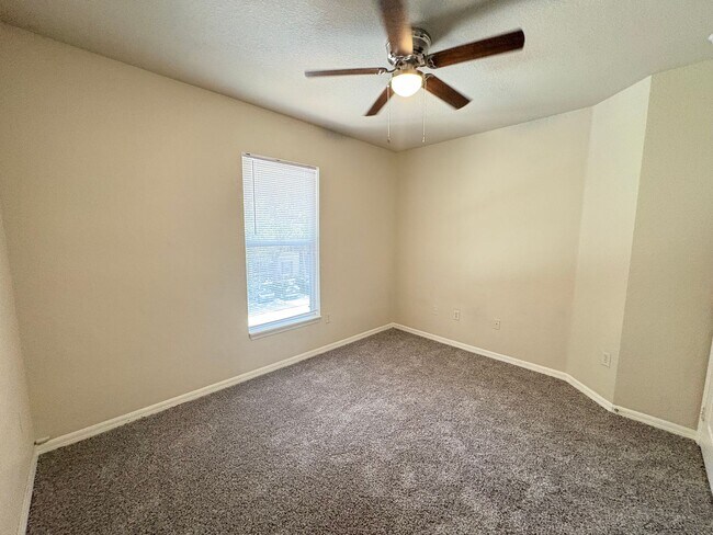 Building Photo - 6016 Hemingway Cir