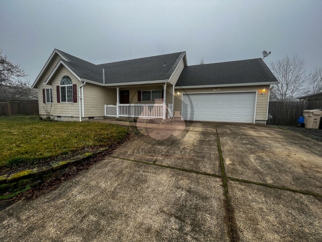 Building Photo - Charming Home in Albany