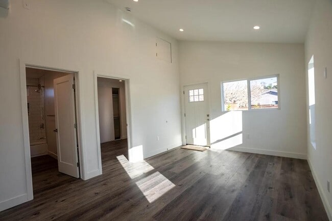 Building Photo - 3259 Cole Ave