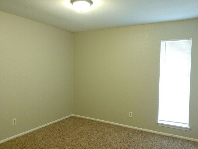 Building Photo - 4622 Newbury Ln