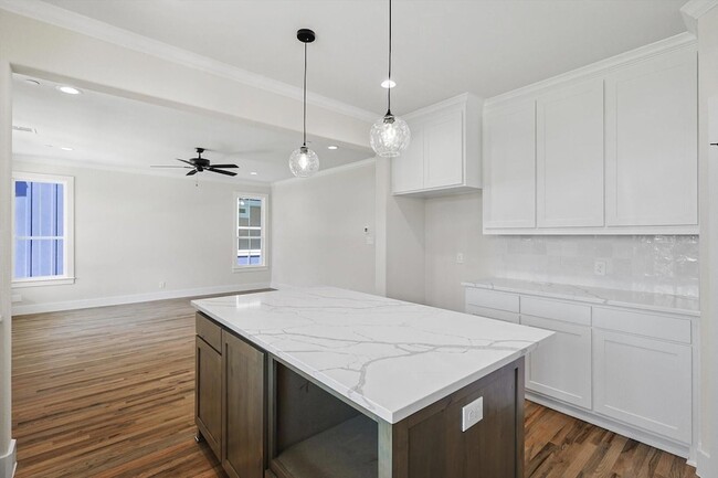 Building Photo - 510 Woodside Trl