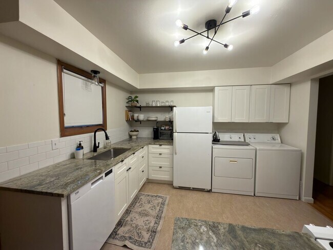 Building Photo - Manito House