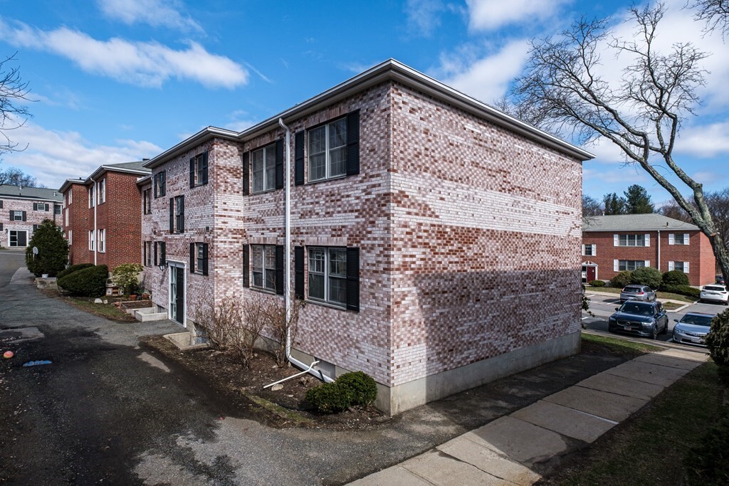 Building Photo - 137 Lake Shore Rd