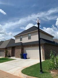 Building Photo - 3 bed, 2.5 bath home in sought after gated...