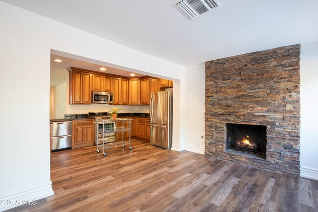 Building Photo - 2532 E Highland Ave