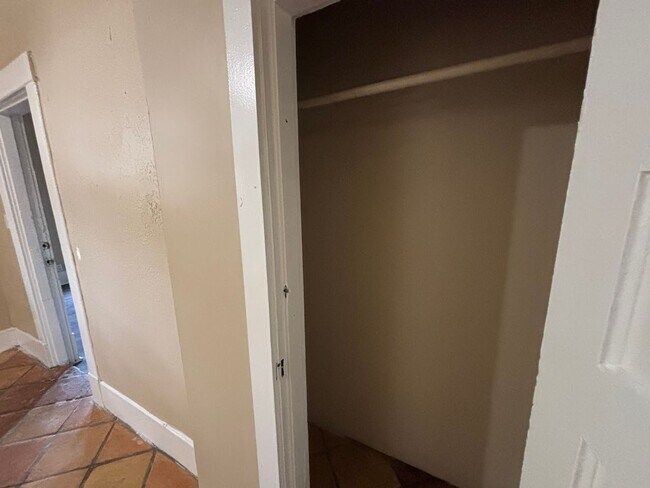 Building Photo - 1Bd/1Bth Historic Apartment off Broadway –...