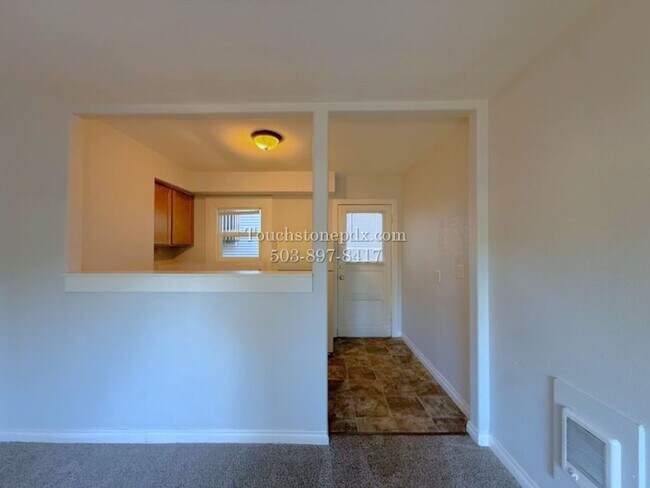 Building Photo - Brentwood-Darlington 2 Bed Apartment with Classic Charm and Parking