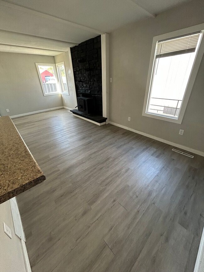 Building Photo - 3bd 1ba house for rent