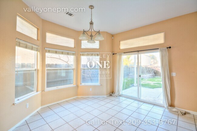 Building Photo - Charming 4 bedroom, 2 bath single story ho...