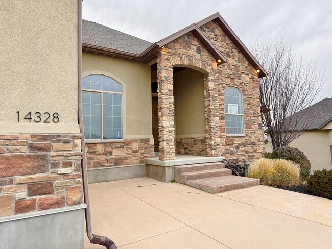 Building Photo - 14328 S Log Home Ln