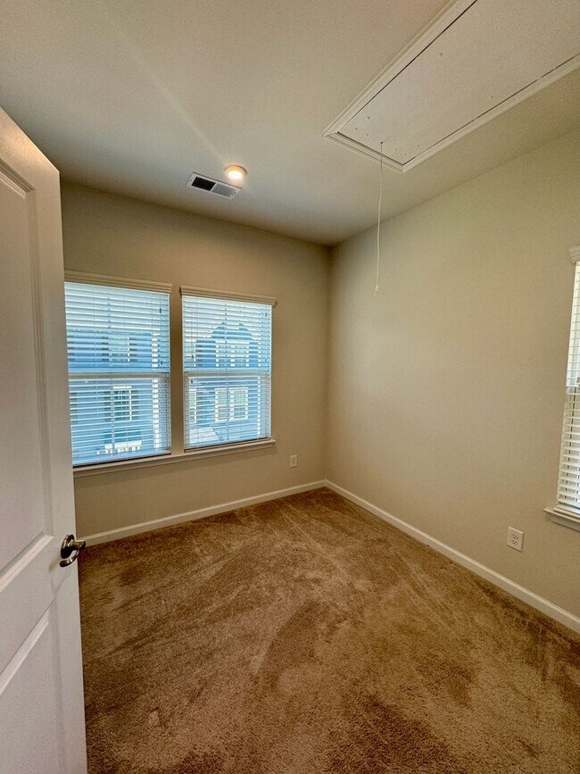 Building Photo - 3BR/2.5BA End Unit Townhome