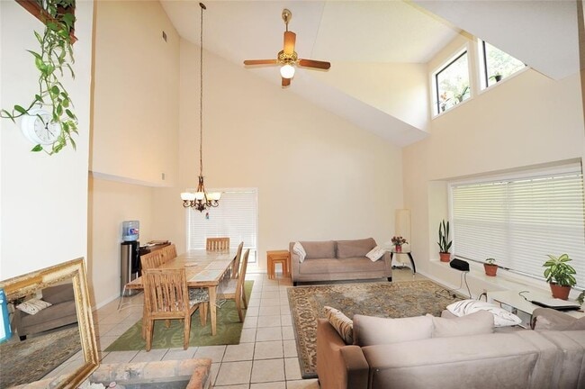 Building Photo - 2115 Braesmeadow Ln