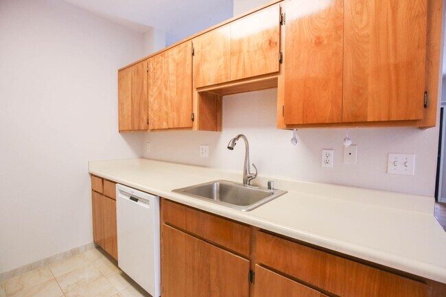 Building Photo - Richmond Marina Bay Condo In Gated Community