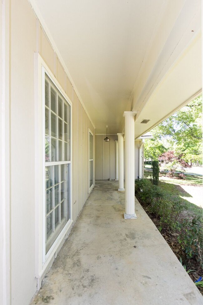Building Photo - COMING SOON - 3 Bedroom 2 Bathroom Open Floorplan