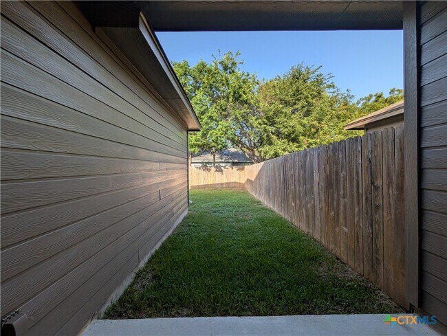 Building Photo - 1209 FM306