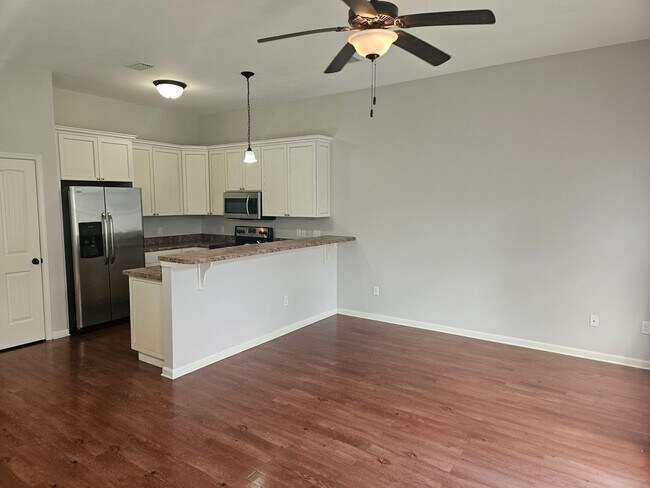 Building Photo - Modern 3Bed/2.5-Ba Townhome in PCB – Resor...