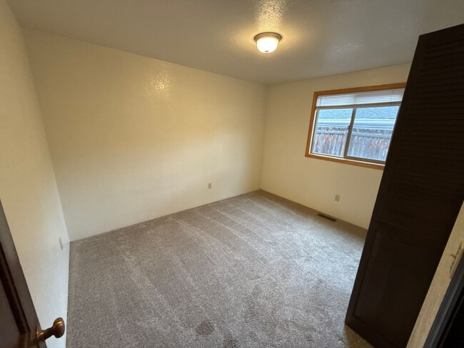 Building Photo - NE 3 Bdrm, 2 Bath House, All Appliances, W...