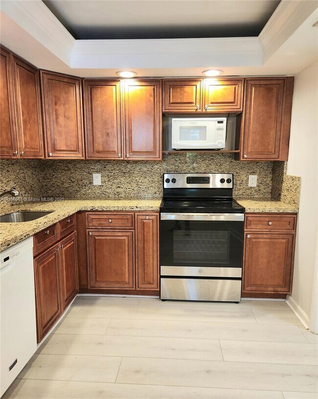 Building Photo - 545 Oaks Ln