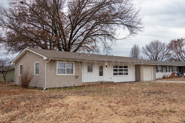 Building Photo - 3 Bedroom home by CES.