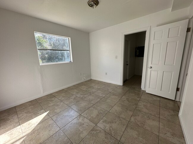 Building Photo - 517 Poinsettia Rd