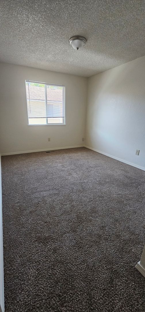 Building Photo - Three Bedroom Townhouse with Central Air, ...