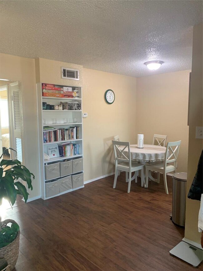 Building Photo - 2401 Manor Rd