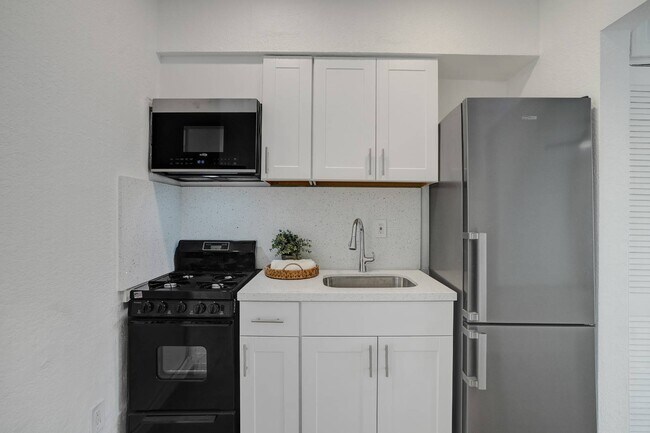 Building Photo - 2160 E Bay Harbor Dr