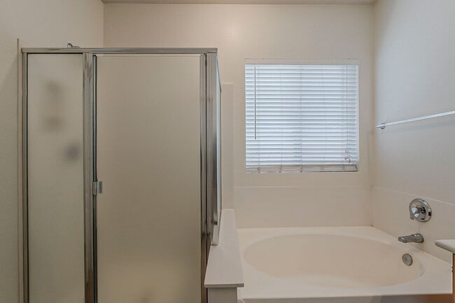 Building Photo - 3 Bed 2 Bath - New Kitchen Appliances\Carp...