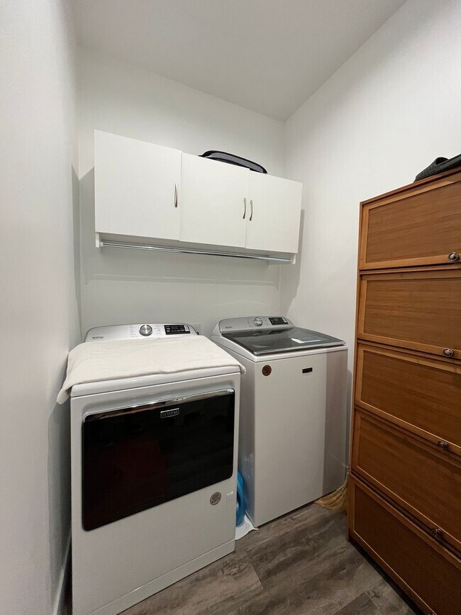 Building Photo - Furnished 1+1 w/dishwasher + in-unit laundry!