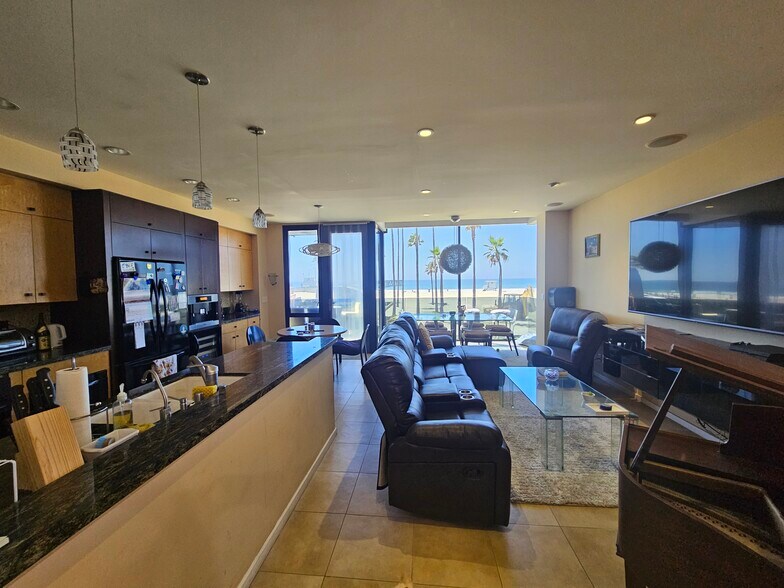 Building Photo - 3009 Ocean Front Walk