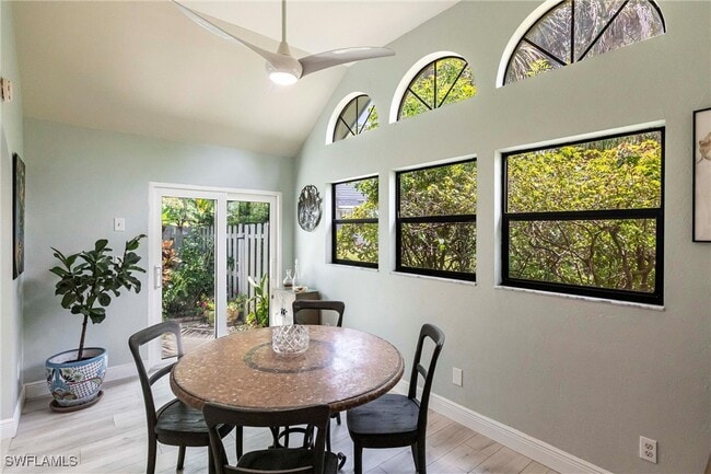 Building Photo - 1323 Solana Rd