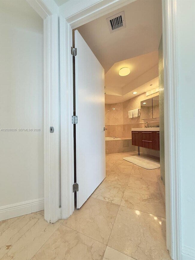 Building Photo - 16400 Collins Ave