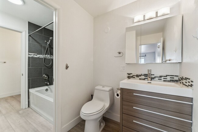 Building Photo - Charming 2BR Condo in Denver