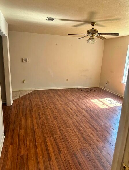 Building Photo - 1565 Hathaway Dr