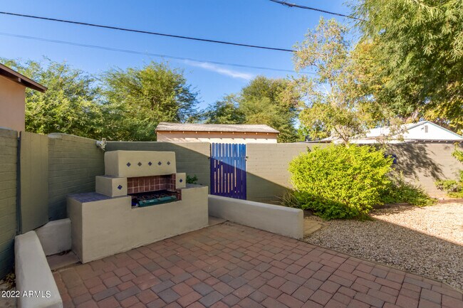 Building Photo - 1106 W Glenrosa Ave