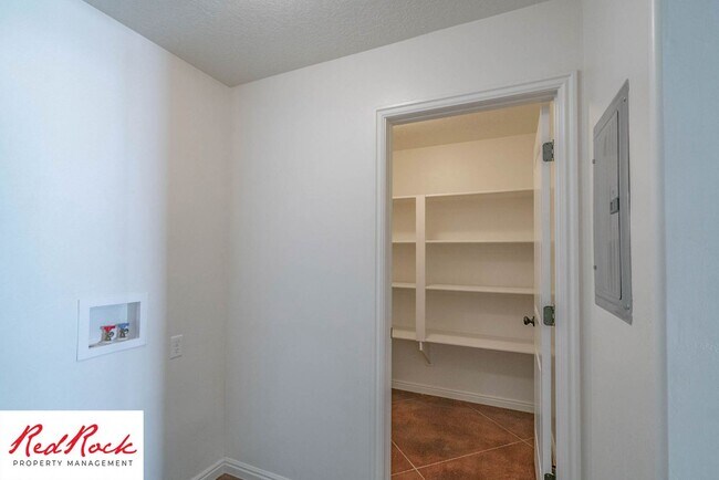 Building Photo - 3 Bedroom Townhome Near Freeway & Shopping