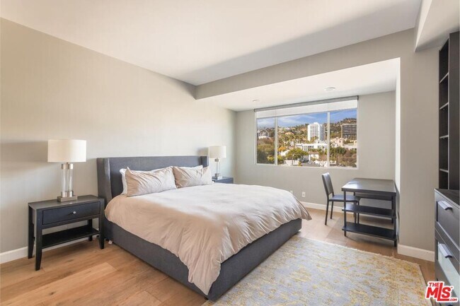 Building Photo - 818 N Doheny Dr