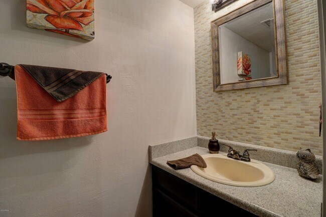 Building Photo - Updated 2 Bed/2.5 Bath Townhome in Great W...