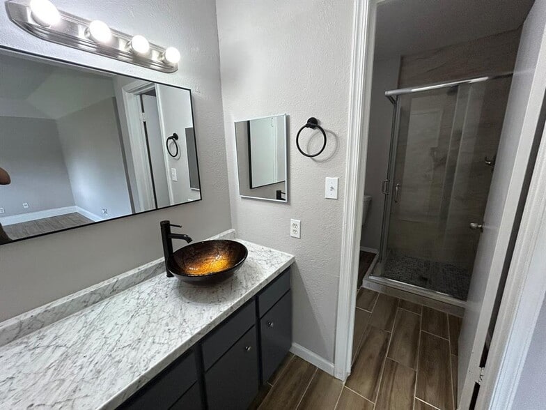 Building Photo - 5926 Darkwood Dr