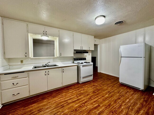 Building Photo - Fresh 2 Bedroom Home