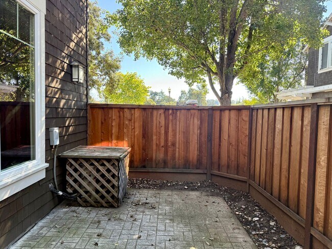 Building Photo - Welcome to this beautiful 3 bedroom, 2.5 bathroom home located in Cotati!