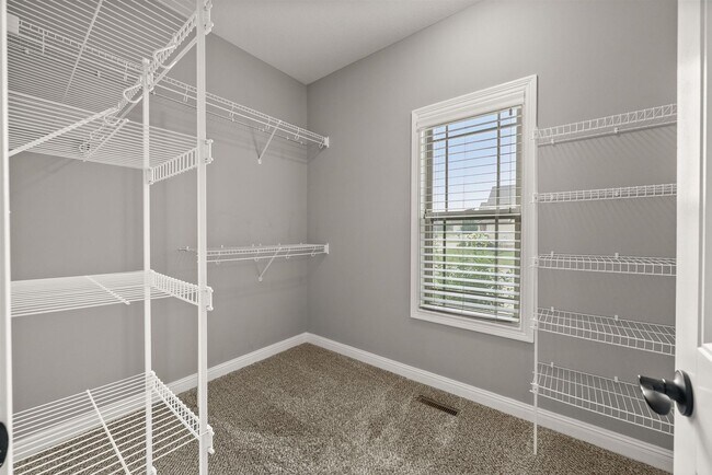 Building Photo - Pet Friendly Four Bedroom with Bonus!